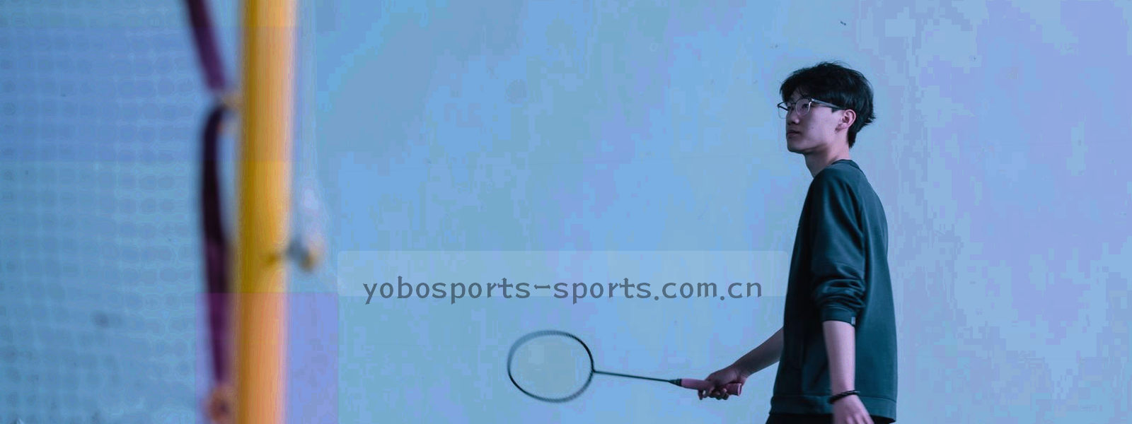 深墨绿底上的球场边线与数据网格抽象纹理